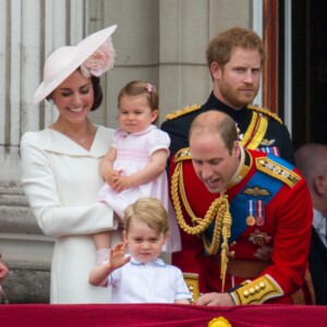 Le prince Harry avec le prince William, la duchesse Catherine de Cambridge et leurs enfants George et Charlotte lors de la parade "Trooping the colour" à Londres le 11 juin 2016.