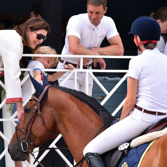 La princesse Caroline de Hanovre et le prince Karl-Egon von Fürstenberg, fils de Matilde Borromeo, caressant le cheval de cette dernière après l'un de ses passages lors du Jumping international de Monte-Carlo, étape du Longines Global Champions Tour, le 23 juin 2017 à Monaco. © Bruno Bebert / Bestimage