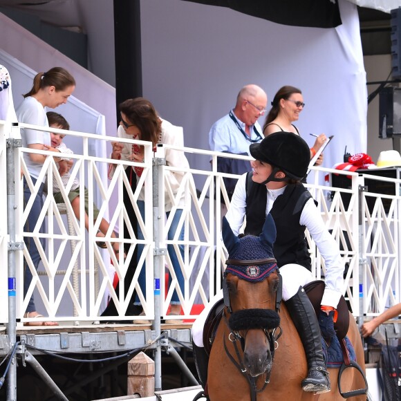 Charlotte Casiraghi (à gauche en arrière-plan, son fils Raphaël avec sa mamie la princesse Caroline) lors du Jumping international de Monte-Carlo, étape du Longines Global Champions Tour, le 23 juin 2017 à Monaco. © Bruno Bebert / Bestimage