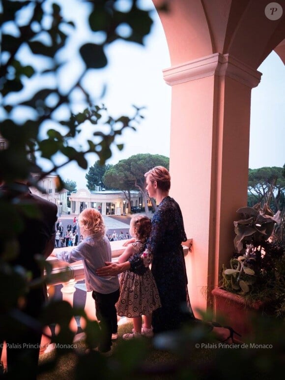 La princesse Charlene de Monaco et ses enfants la princesse Gabriella et le prince Jacques ont assisté depuis le balcon aux célébrations de la Saint-Jean sur la Place du palais princier le 23 juin 2017, en l'absence du prince Albert, en déplacement en Irlande. © Eric Mathon / Facebook Palais princier de Monaco