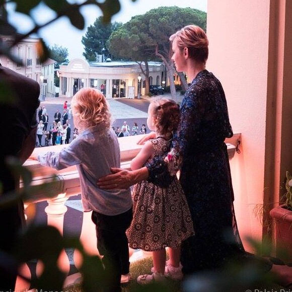 La princesse Charlene de Monaco et ses enfants la princesse Gabriella et le prince Jacques ont assisté depuis le balcon aux célébrations de la Saint-Jean sur la Place du palais princier le 23 juin 2017, en l'absence du prince Albert, en déplacement en Irlande. © Eric Mathon / Facebook Palais princier de Monaco