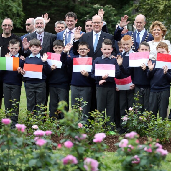 Le prince Albert II de Monaco inaugurait le 23 juin 2017 à Drogheda, en Irlande, la roseraie Princesse Grace du parc St Dominick's, baptisée d'après sa défunte mère qui visita jadis la ville.