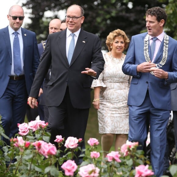 Le prince Albert II de Monaco inaugurait le 23 juin 2017 à Drogheda, en Irlande, la roseraie Princesse Grace du parc St Dominick's, baptisée d'après sa défunte mère qui visita jadis la ville.