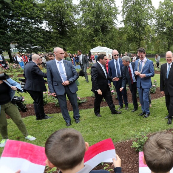 Le prince Albert II de Monaco inaugurait le 23 juin 2017 à Drogheda, en Irlande, la roseraie Princesse Grace du parc St Dominick's, baptisée d'après sa défunte mère qui visita jadis la ville.