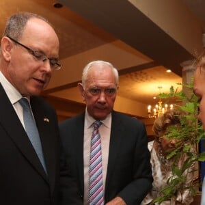 Le prince Albert II de Monaco face à une écolière lui montrant un nid d'oiseau le 23 juin 2017 à Drogheda, en Irlande, dans le cadre d'un forum sur la biodiversité au Boyne Valley Hotel.