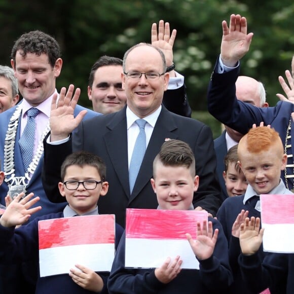 Le prince Albert II de Monaco inaugurait le 23 juin 2017 à Drogheda, en Irlande, la roseraie Princesse Grace du parc St Dominick's, baptisée d'après sa défunte mère qui visita jadis la ville.