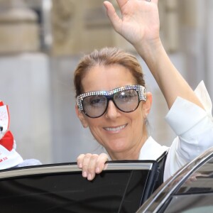 Céline Dion, salopette en cuir noir à la sortie de l'hôtel Royal Monceau à Paris le 25 juin 2017.