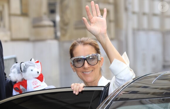 Céline Dion, salopette en cuir noir à la sortie de l'hôtel Royal Monceau à Paris le 25 juin 2017.