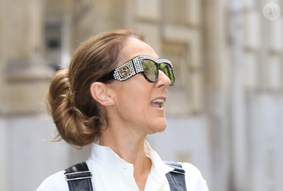 Céline Dion, salopette en cuir noir à la sortie de l'hôtel Royal Monceau à Paris le 25 juin 2017.