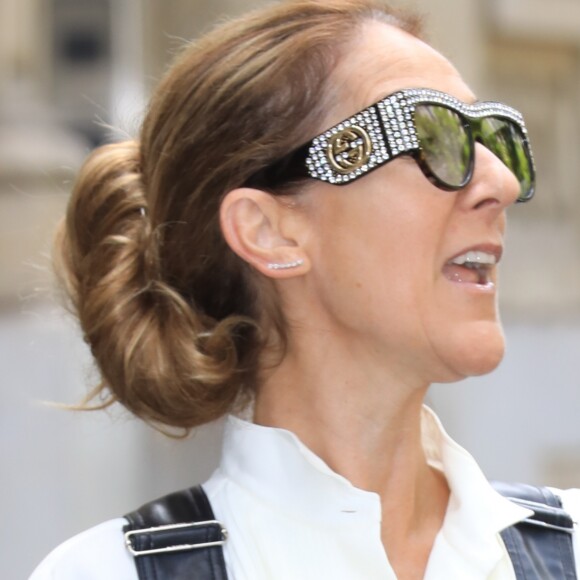 Céline Dion, salopette en cuir noir à la sortie de l'hôtel Royal Monceau à Paris le 25 juin 2017.