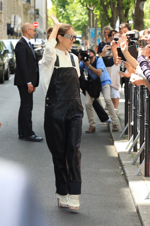 Céline Dion, salopette en cuir noir à la sortie de l'hôtel Royal Monceau à Paris le 25 juin 2017.