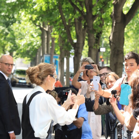 Céline Dion, salopette en cuir noir à la sortie de l'hôtel Royal Monceau à Paris le 25 juin 2017.