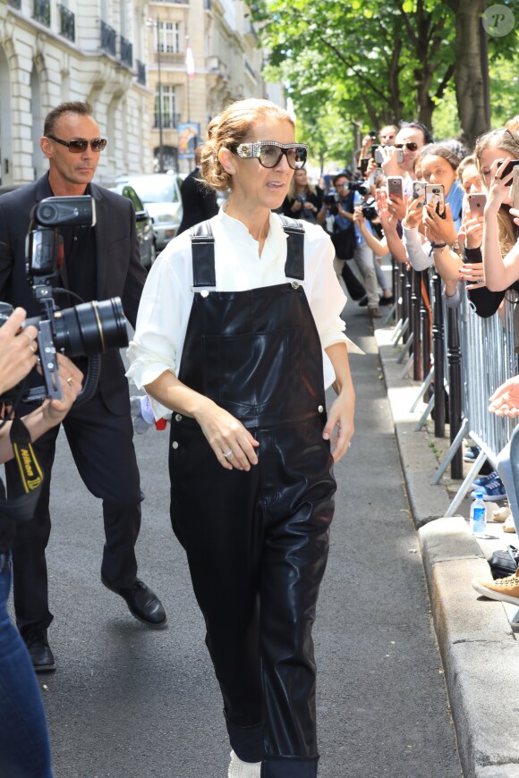 Céline Dion, salopette en cuir noir à la sortie de l'hôtel Royal Monceau à Paris le 25 juin 2017.