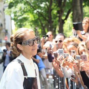 Céline Dion, salopette en cuir noir à la sortie de l'hôtel Royal Monceau à Paris le 25 juin 2017.