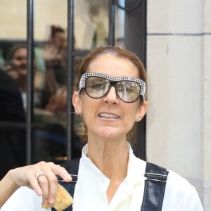 Céline Dion, salopette en cuir noir à la sortie de l'hôtel Royal Monceau à Paris le 25 juin 2017.