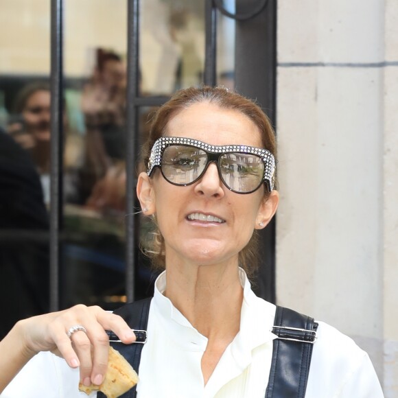 Céline Dion, salopette en cuir noir à la sortie de l'hôtel Royal Monceau à Paris le 25 juin 2017.