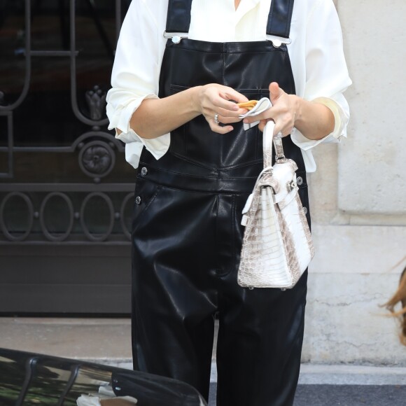 Céline Dion, salopette en cuir noir à la sortie de l'hôtel Royal Monceau à Paris le 25 juin 2017.