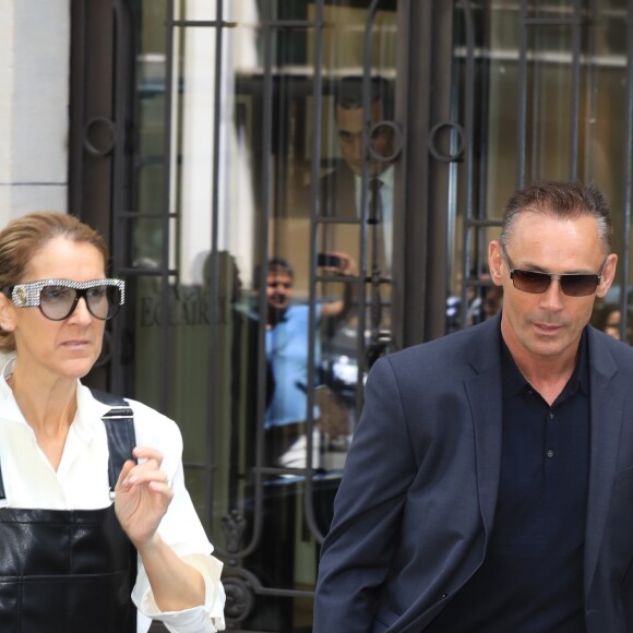 Céline Dion, salopette en cuir noir à la sortie de l'hôtel Royal Monceau à Paris le 25 juin 2017.