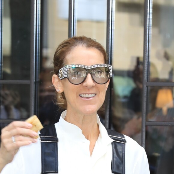 Céline Dion, salopette en cuir noir à la sortie de l'hôtel Royal Monceau à Paris le 25 juin 2017.
