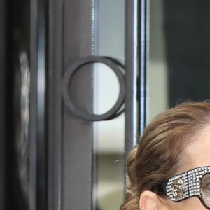 Céline Dion, salopette en cuir noir à la sortie de l'hôtel Royal Monceau à Paris le 25 juin 2017.