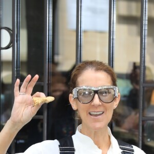 Céline Dion, salopette en cuir noir à la sortie de l'hôtel Royal Monceau à Paris le 25 juin 2017.