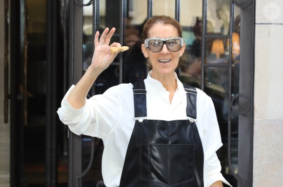 Céline Dion, salopette en cuir noir à la sortie de l'hôtel Royal Monceau à Paris le 25 juin 2017.