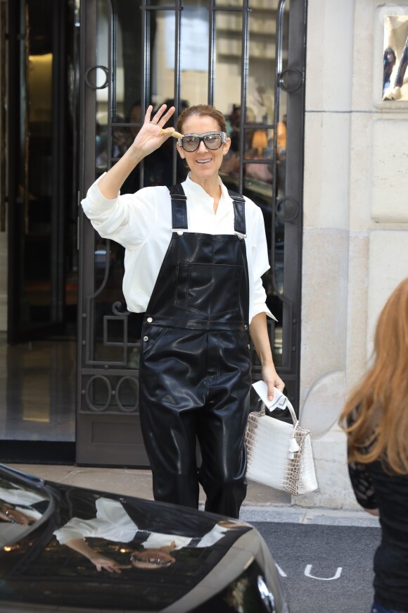 Céline Dion, salopette en cuir noir à la sortie de l'hôtel Royal Monceau à Paris le 25 juin 2017.