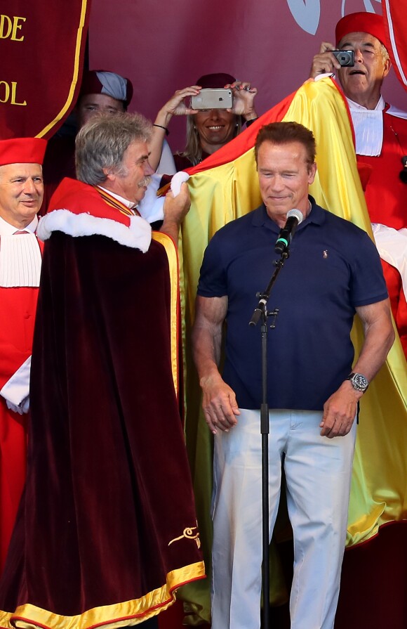 Arnold Schwarzenegger à la seconde édition de" Libourne fête le vin". À cette occasion l'acteur, passionné de vins Français a été intronisé par la commanderie des vins de Bordeaux et nommé grand maitre et ambassadeur des célèbres vins Bordelais. Le 25 Juin 2017 à Libourne.