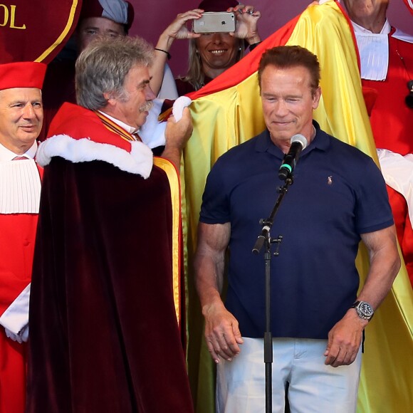 Arnold Schwarzenegger à la seconde édition de" Libourne fête le vin". À cette occasion l'acteur, passionné de vins Français a été intronisé par la commanderie des vins de Bordeaux et nommé grand maitre et ambassadeur des célèbres vins Bordelais. Le 25 Juin 2017 à Libourne.