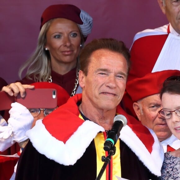 Arnold Schwarzenegger et sa compagne Heather Millligan sont cette année les invités exceptionnels de la seconde édition de" Libourne fête le vin". À cette occasion l'acteur, passionné de vins Français a été intronisé par la commanderie des vins de Bordeaux et nommé grand maitre et ambassadeur des célèbres vins Bordelais. Le 25 Juin 2017 à Libourne.