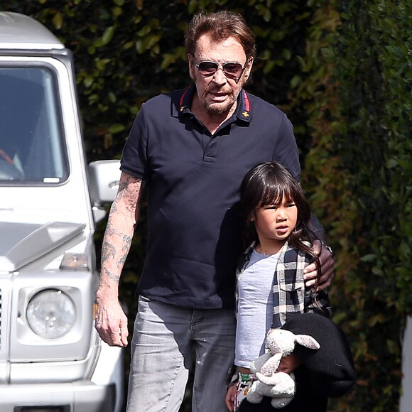 Johnny Hallyday avec sa femme Laeticia, leurs enfants Jade et Joy, Eliette (la grand-mère de Laeticia), Françoise Thibaud (la mère de Laeticia) avec son compagnon Pierre et leurs amis, vont déjeuner au restaurant "Cecconi's" à West Hollywood, pour célébrer leur anniversaire de mariage, Los Angeles, le 25 mars 2017.