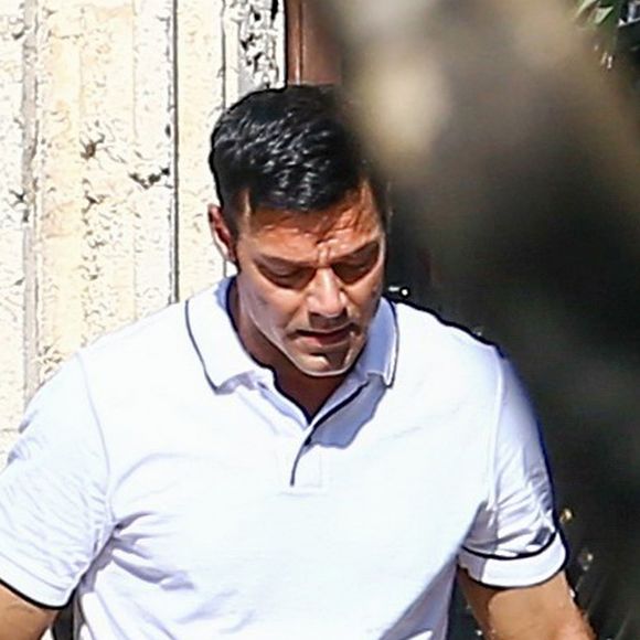 Ricky Martin sur le tournage de la série ''Versace : American Crime Story'' à Miami, le 10 mai 2017.