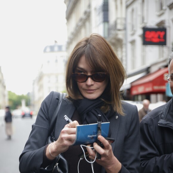 Carla Bruni-Sarkozy quitte la station de radio RTL à Paris le 25 avril, 2017.