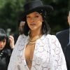 La chanteuse Rihanna (habillée en Dior) assiste à la remise des prix LVMH Prize Young Fashion Designer 2017 à la Fondation Vuitton à Paris le 16 juin 2017.