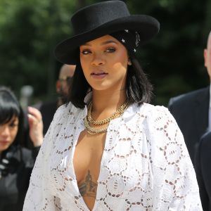 La chanteuse Rihanna (habillée en Dior) assiste à la remise des prix LVMH Prize Young Fashion Designer 2017 à la Fondation Vuitton à Paris le 16 juin 2017.