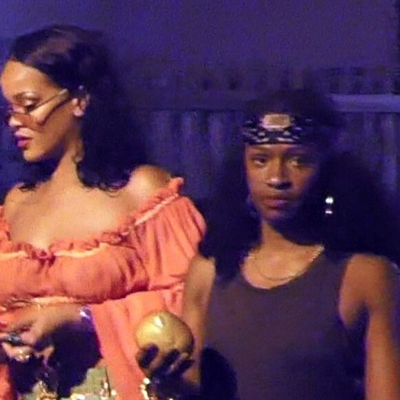 La chanteuse Rihanna très élégante lors du tournage de son clip vidéo à Miami, le 5 juin 2017.
