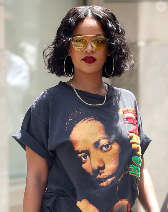 Rihanna sort de chez elle à New York, le 24 mai 2017.