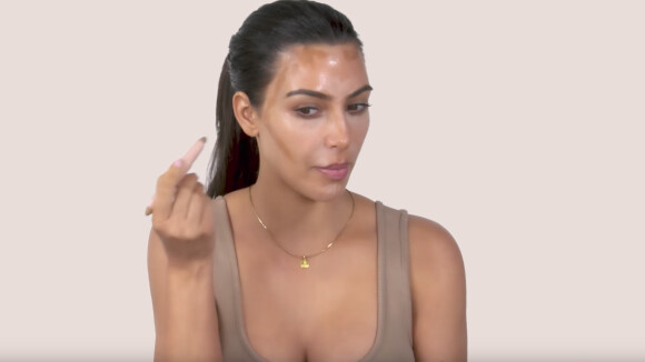 Kim Kardashian : Comment réaliser un contouring parfait ? Elle vous l'explique !