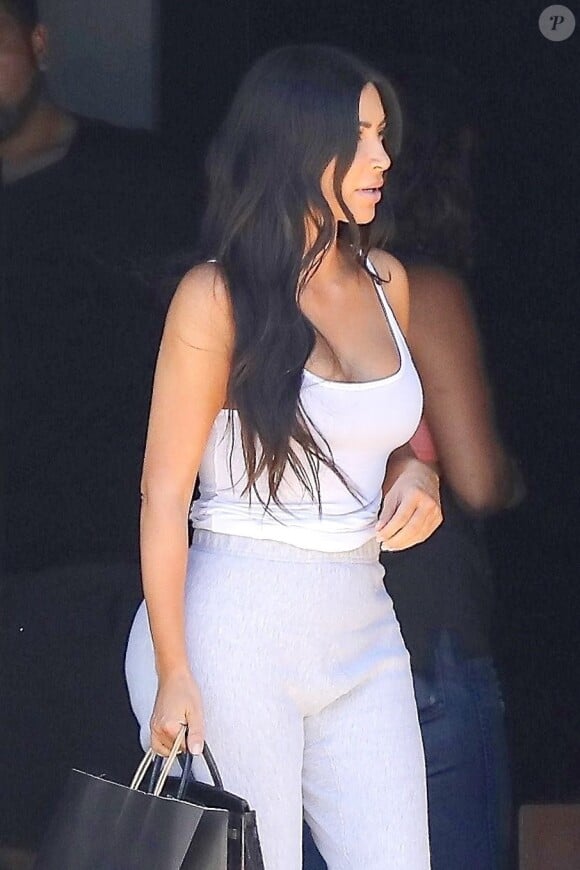 Exclusif - Kim Kardashian sort d' un studio à Los Angeles avec des sacs à la main, le 17 Juin 2017.