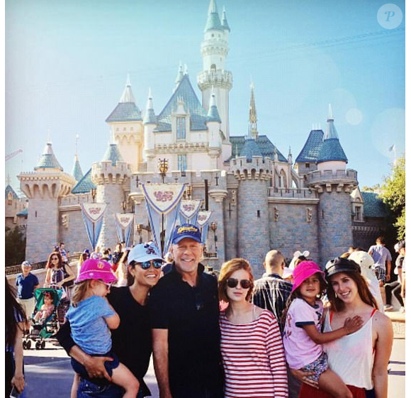 Emma Willis et Bruce Willis avec Scout et Tallulah ainsi que leurs deux petites filles à Disneyland - Photo publiée sur Instagram en InstaStory le 28 juin 2017