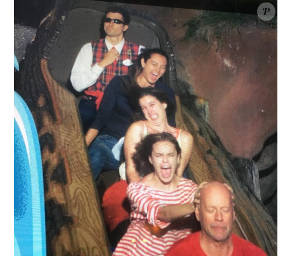 Bruce Willis avec ses filles Tallulah et Scout à Disneyland, le 28 juin 2017