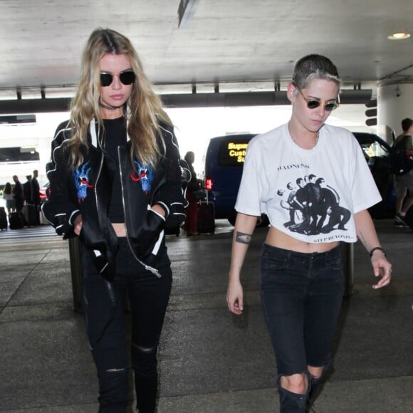 Kristen Stewart et Stella Maxwell à l'aéroport LAX à Los Angeles. Le 29 juin 2017.