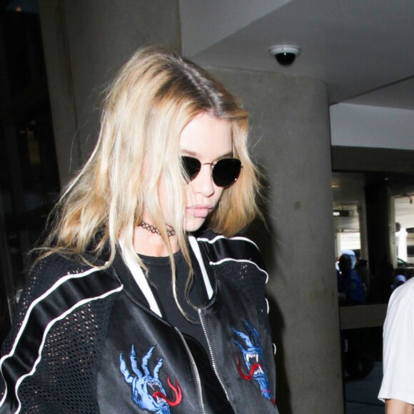 Kristen Stewart et Stella Maxwell à l'aéroport LAX à Los Angeles. Le 29 juin 2017.