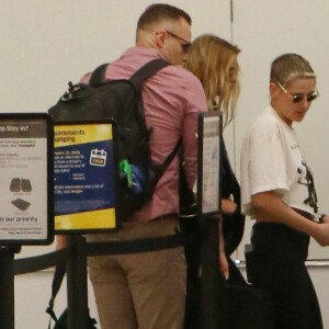Kristen Stewart et Stella Maxwell à l'aéroport LAX à Los Angeles. Le 29 juin 2017.