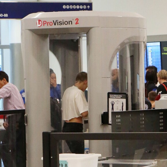 Kristen Stewart et Stella Maxwell à l'aéroport LAX à Los Angeles. Le 29 juin 2017.