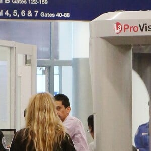 Kristen Stewart et Stella Maxwell à l'aéroport LAX à Los Angeles. Le 29 juin 2017.