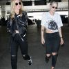 Kristen Stewart et Stella Maxwell à l'aéroport LAX à Los Angeles. Le 29 juin 2017.