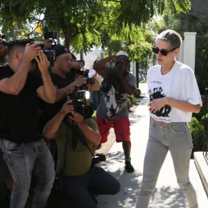 Kristen Stewart, Stella Maxwell et leur ami CJ Romero ont déjeuné au restaurant Gracias Madre à Los Angeles, le 28 juin 2017. 