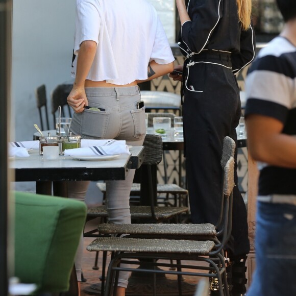 Kristen Stewart, Stella Maxwell et leur ami CJ Romero ont déjeuné au restaurant Gracias Madre à Los Angeles, le 28 juin 2017. 