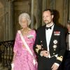 La comtesse Alice Trolle-Wachtmeister au bras du prince Haakon de Norvège au dîner du mariage de la princesse Victoria et de Daniel Westling, le 19 juin 2010. Alice Trolle-Wachtmeister, qui fut au service de la cour suédoise pendant quarante ans comme dame d'honneur et maîtresse de la gardde-robe, est morte le 26 juin 2017 à 91 ans.